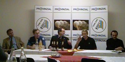 Pressekonferenz. Von links: THW-Trainer Serdarusic, THW-Manager Schwenker, Hallensprecher Krting, VfL-Trainer Happe, VfL-Manager Sauer