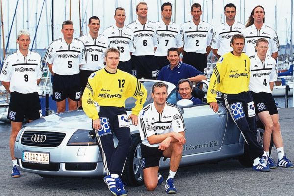 Ein zweites Bild der Mannschaft 2000/2001