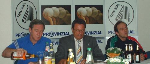 Pressekonferenz. Von links: THW-Trainer Serdarusic, Hallensprecher Krting, TuS-Trainer Lommel.