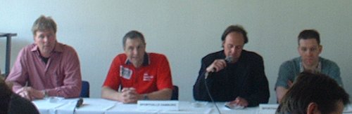 Pressekonferenz. Von links: HSG-Manager Rigterink, HSG-Trainer Andersson, HBVM-Pressesprecher Beckmann, SCM-Trainer Gislason.