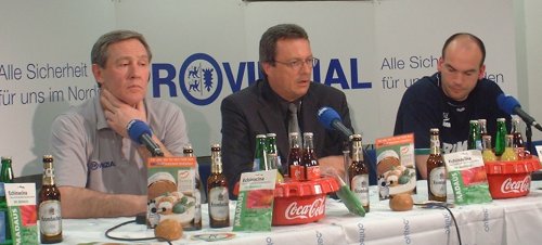 Pressekonferenz. Von links: THW-Trainer Serdarusic, Hallensprecher Krting, SG-Trainer Mudrow