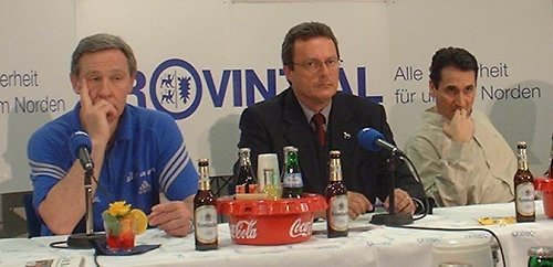 Pressekonferenz. Von links: THW-Trainer Serdarusic, Hallensprecher Krting, Barcelonas Trainer Rivera.