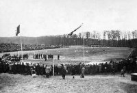 Eine kalte Partie vor vollen Rngen: Im Februar 1949 wurde das Stadion am Krummbogen mit einem Spiel gegen Mhlheim eingeweiht. 