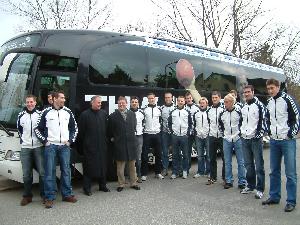 Die Mannschaft des THW Kiel vor dem Mannschaftsbus.