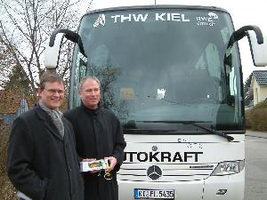 Der Geschftsfhrer der AUTOKRAFT, Jrgen Fenske, und THW-Manager Uwe Schwenker freuen sich ber die neue Partnerschaft.