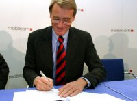 Der Vorstandsvorsitzende der mobilcom AG, Dr. Thorsten Grenz, unterzeichnet den Sponsorvertrag mit dem THW Kiel.