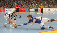 Henrik Lundstrm und Robert Gunnarsson kmpfen um den Ball.