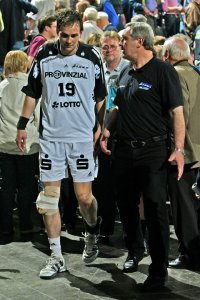 Viktor Szilagyi mit dick bandagiertem Knie im Gesprch mit Noka Serdarusic.