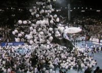 Ballonregen in der Ostseehalle nach dem zwlften Meistertitel.