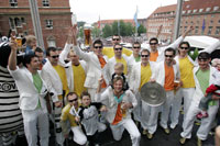 Die Meistermannschaft 2006 in ihren Feier-Outfits.