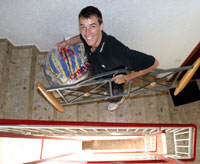 Dominik Klein schleppt seine Mbel durch das Treppenhaus in  seine neue Wohnung.