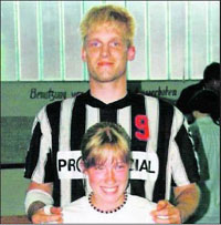 Melanie Pftzenreuther mit ihrem Handball-Idol  Klaus-Dieter Petersen im August 1995 in der KSV-Halle.