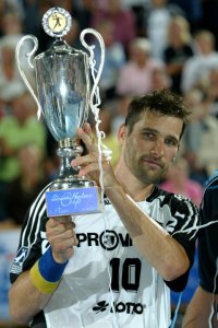 Stefan Lvgren prsentiert stolz den UNSER NORDEN-Cup