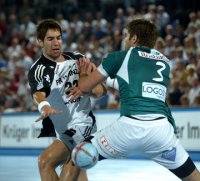 Nikola Karabatic wird von HSG-Abwehrspieler Mario Clner attackiert.