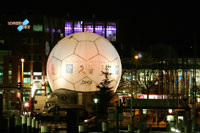 Der "Airdome" strahlte am Mittwochabend in unmittelbarer  Wassernhe in der Kieler Innenstadt.