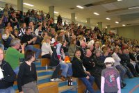 Schwarz-Gelb vereint mit Schwarz-Wei: Gemeinsam zitterten die Handball-Fans bei mPublic Viewing in Altenholz um den THW.