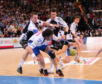 Der letzte Angriff des Spiels: Iwan Ursic, bedrngt von  Klein und Jicha, bekommt den Ball nicht richtig unter Kontrolle.