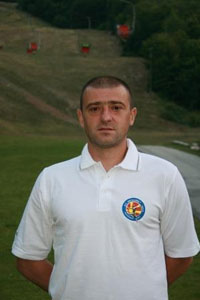 Rechtsauen Aleksandar Jovic.