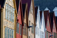 Bunte Hausfassaden prgen das Bild in vielen norwegischen Hafenstdten.