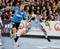 Kampf um den Ball: GOG-Spieler Kasper Nielsen kommt gegen Kim Andersson einen Schritt zu spt.