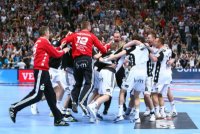 Riesiger Jubel nach dem Schlusspfiff: Der THW Kiel hat den Titelverteidiger entthront und ist in das Finale der Champions League eingezogen!