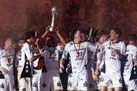 Der THW Kiel ist zum siebten Mal Pokalsieger.  Daniel Narcisse hat den neu gestalteten Pokal in den Hnden.
