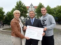 bergab 1800 Euro fr das neue Kiwanis-Projekt an VfL-Handballer  Jan Schult (re.) und Frank Biller (Kiwanis): Cup-Organisatorin Jana Krbis.