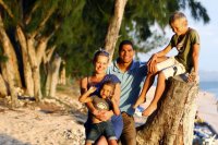 Impression aus La Reunion: Der auf der Trauminsel geborene Daniel Narcisse posiert mit seiner Frau Emmanuelle und seinen Kindern Noa und Aimy am Strand.