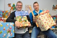 Frank Henke und Filip Jicha mit einem Berg an Geschenken fr hilfebedrftige Kinder.