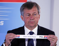 EHF-Generalsekretr Michael Wiederer prsentiert das  Los "Orlen Wisla Plock".