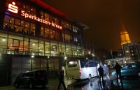 Ankunft im Regen: Erst gegen 20.40 erreichten die Balinger die Sparkassen-Arena. Die Fahrt vom Hamburger Flughafen war wegen einer Vollsperrung in die Verlngerung gegangen.