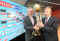 Klns Oberbrgermeister Jrgen Roters und EHF-Prsident Tor Lian mit dem Champions-League-Pokal.