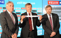 EHF-Generalsekretr Michael Wiederer prsentiert das Los der Fchse Berlin.