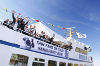Rund 200 THW-Fans feierten nach dem Sieg in Hamburg eine Kanal-Party.