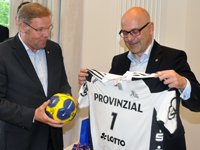 Klaus Elwardt schenkte dem Ministerprsidenten ein Trikot und einen Ball mit den Unterschriften der Triple-Sieger.
