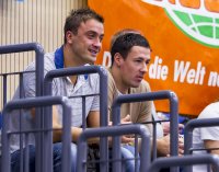 Zaungste: Die Kieler Marko Vujin und Momir Ilic verfolgten das Spiel von der Tribne aus.