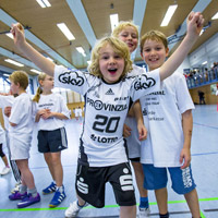 Die Schler Lukas, Lasse und Niko (v.li.) sind vor Freude ber die prominente Untersttzung beim Sportunterricht ganz aus dem Huschen.