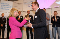 Caroline Toffel, Vorstandsmitglied der Kieler Volksbank, berreicht Filip Jicha den Preis.