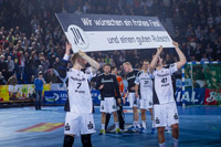Die Spieler des THW Kiel bedankten sich bei ihren Fans und wnschten ihnen mit diesem Banner ein frohes Weihnachtsfest.