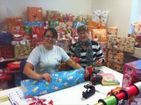 Bianca und Andrea viele weitere Mitglieder des Fanclubs "Schwarz-Wei" packten ber 200 Geschenke  fr die Benefiz-Aktion "Wunschweihnachtsbaum" ein.