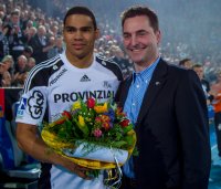 Ehrung: Der THW-Aufsichtsratsvorsitzende Klaus-Hinrich Vater beglckwnschte Daniel Narcisse zur "Welthandballer"-Wahl.