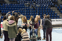 Schler der Kieler Toni-Jensen-Gemeinschaftsschule und  Studierende der Fachhochschule Kiel drehten unter anderem  in der Sparkassen-Arena ihre Antirassismus-Spots.