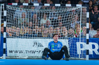 Niklas Landin sitzt nach Spielende enttuscht vor seinem Tor.