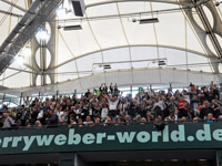 Die schwarz-weie Fankolonie im Gerry-Weber-Stadion hatte  allen Grund zum Feiern.
