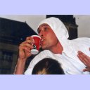 Stefan beim Stagediving auf der Meisterfeier 2000