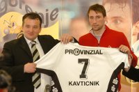 Vid Kavticnik prsentiert sein zuknftiges Trikot.