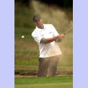 Golfen 2005: Der Sand spritzt - Henrik Lundstrm schlgt den Ball aus einem Bunker.