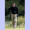 Golfen 2005: THW-Geschftsfhrer Uwe Schwenker sttzt sich lssig auf seinem Golfschlger ab.