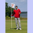 Golfen 2005: Die neue Nummer Sieben des THW Kiel: Der Slowene Vid Kavticnik posiert mit Golfschlger und Fahne.