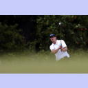Golfen 2005: Marcus Ahlm schlgt aus dem hohen Gras.